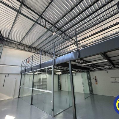 Galpão com 350m², 3 garagens, no bairro Estreito em Floranópolis