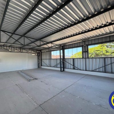 Galpão com 350m², 3 garagens, no bairro Estreito em Floranópolis