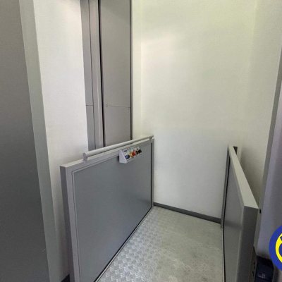 Galpão com 350m², 3 garagens, no bairro Estreito em Floranópolis