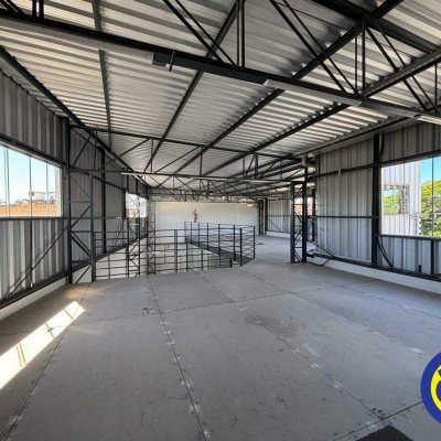 Galpão com 350m², 3 garagens, no bairro Estreito em Floranópolis