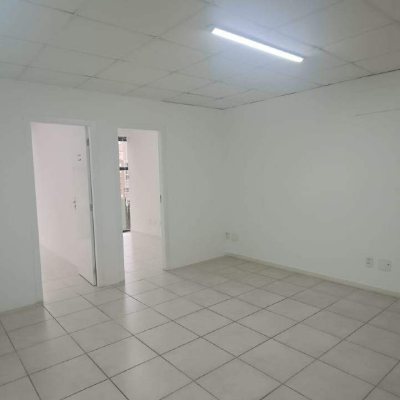 Sala com 46m², 1 garagem, no bairro Centro em Florianópolis