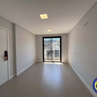 Apartamento com 60m², 2 quartos, 2 suítes, 2 garagens, no bairro Centro em Florianópolis