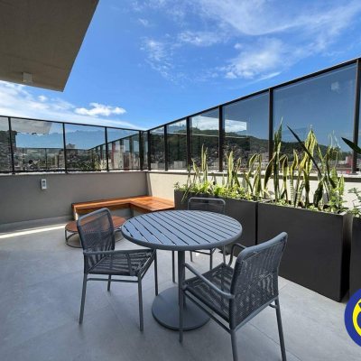 Apartamento com 60m², 2 quartos, 2 suítes, 2 garagens, no bairro Centro em Florianópolis