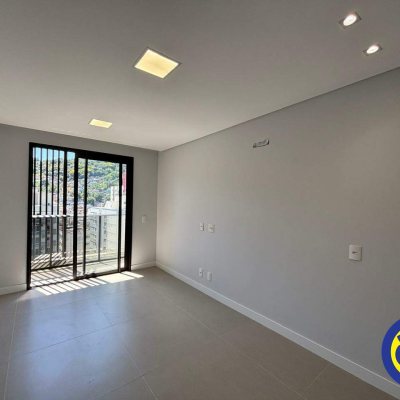 Apartamento com 60m², 2 quartos, 2 suítes, 2 garagens, no bairro Centro em Florianópolis