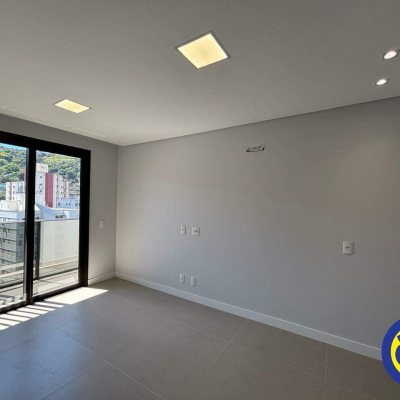 Apartamento com 60m², 2 quartos, 2 suítes, 2 garagens, no bairro Centro em Florianópolis