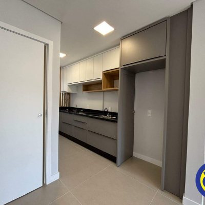 Apartamento com 60m², 2 quartos, 2 suítes, 2 garagens, no bairro Centro em Florianópolis