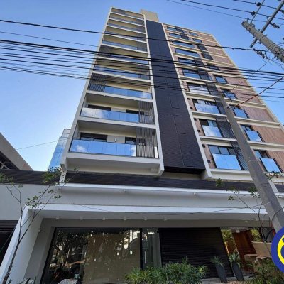 Apartamento com 60m², 2 quartos, 2 suítes, 2 garagens, no bairro Centro em Florianópolis