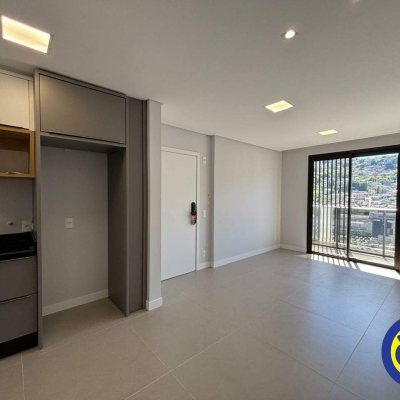 Apartamento com 60m², 2 quartos, 2 suítes, 2 garagens, no bairro Centro em Florianópolis