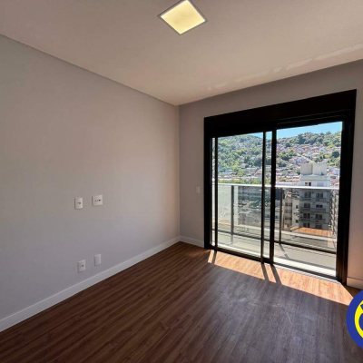 Apartamento com 60m², 2 quartos, 2 suítes, 2 garagens, no bairro Centro em Florianópolis