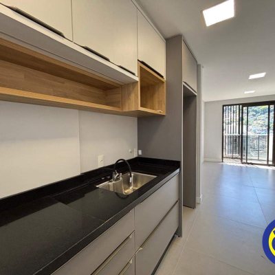 Apartamento com 60m², 2 quartos, 2 suítes, 2 garagens, no bairro Centro em Florianópolis