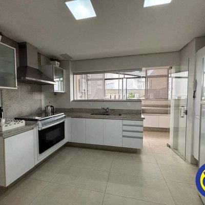 Apartamento com 290m², 4 quartos, 4 suítes, 2 garagens, no bairro Centro em Florianópolis