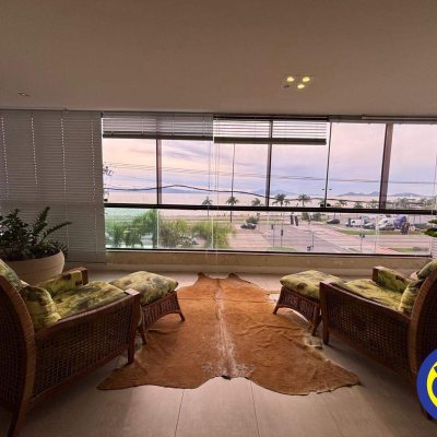 Apartamento com 290m², 4 quartos, 4 suítes, 2 garagens, no bairro Centro em Florianópolis