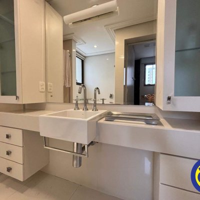 Apartamento com 290m², 4 quartos, 4 suítes, 2 garagens, no bairro Centro em Florianópolis