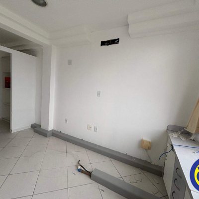 Sala com 91m², no bairro Centro em Florianópolis