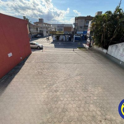 Prédio com 900m², 12 garagens, no bairro Ponte do Imaruim em Palhoça