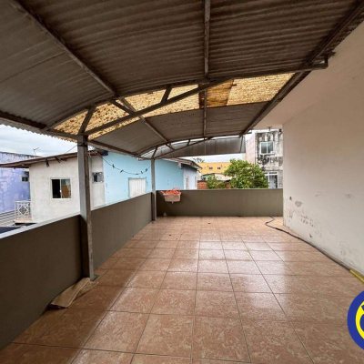 Prédio com 900m², 12 garagens, no bairro Ponte do Imaruim em Palhoça