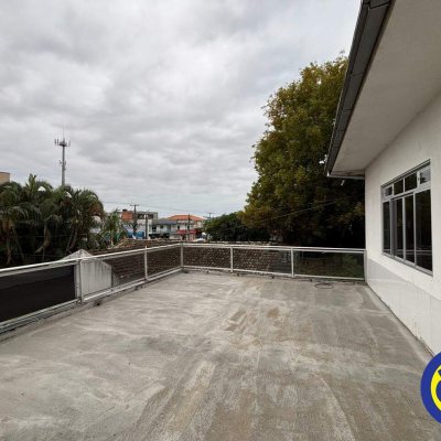 Prédio com 900m², 12 garagens, no bairro Ponte do Imaruim em Palhoça