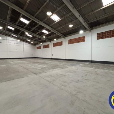 Galpão com 810m², 8 garagens, no bairro Areias em São José