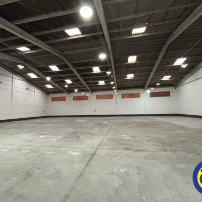 Galpão com 810m², 8 garagens, no bairro Areias em São José