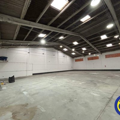 Galpão com 810m², 8 garagens, no bairro Areias em São José