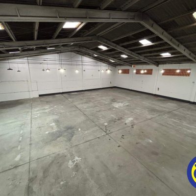 Galpão com 810m², 8 garagens, no bairro Areias em São José