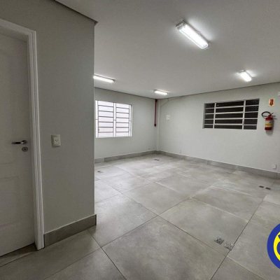 Galpão com 810m², 8 garagens, no bairro Areias em São José