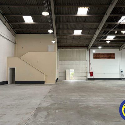 Galpão com 810m², 8 garagens, no bairro Areias em São José