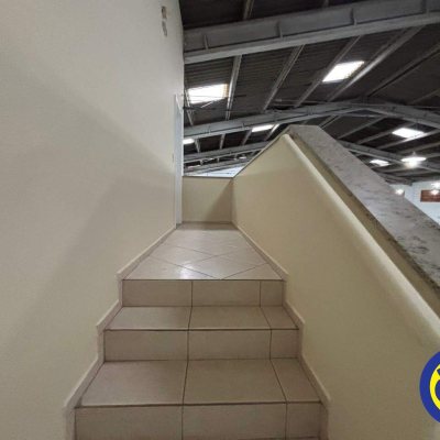 Galpão com 810m², 8 garagens, no bairro Areias em São José