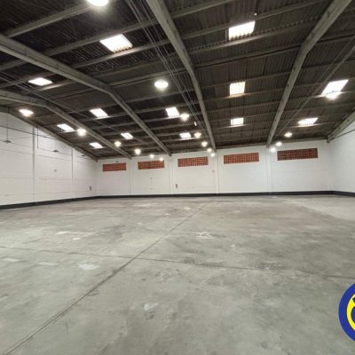 Galpão com 810m², 8 garagens, no bairro Areias em São José