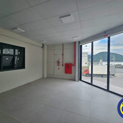 Galpão com 1600m², no bairro Alto Aririu em Palhoça