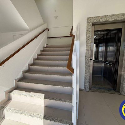 Sala com 732m², 25 garagens, no bairro Centro em Palhoça