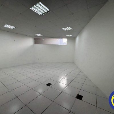 Sala com 732m², 25 garagens, no bairro Centro em Palhoça