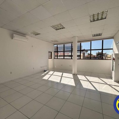 Sala com 732m², 25 garagens, no bairro Centro em Palhoça