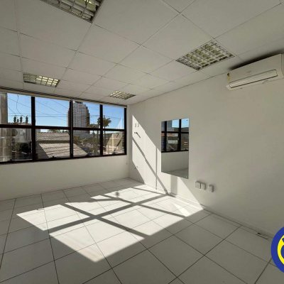 Sala com 732m², 25 garagens, no bairro Centro em Palhoça