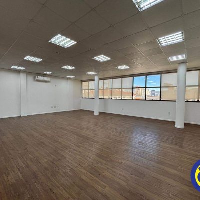 Sala com 732m², 25 garagens, no bairro Centro em Palhoça