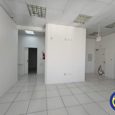 Sala com 732m², 25 garagens, no bairro Centro em Palhoça