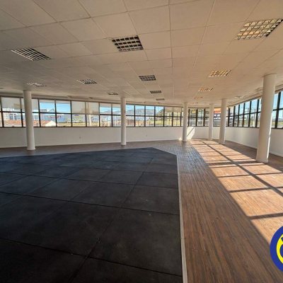 Sala com 732m², 25 garagens, no bairro Centro em Palhoça