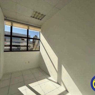 Sala com 732m², 25 garagens, no bairro Centro em Palhoça