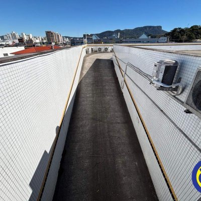 Sala com 732m², 25 garagens, no bairro Centro em Palhoça
