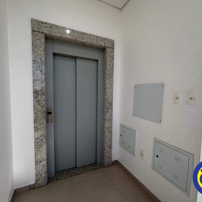 Sala com 732m², 25 garagens, no bairro Centro em Palhoça