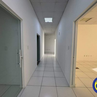 Sala com 732m², 25 garagens, no bairro Centro em Palhoça
