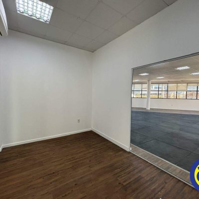 Sala com 732m², 25 garagens, no bairro Centro em Palhoça