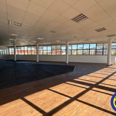 Sala com 732m², 25 garagens, no bairro Centro em Palhoça