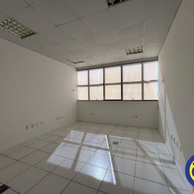 Sala com 732m², 25 garagens, no bairro Centro em Palhoça