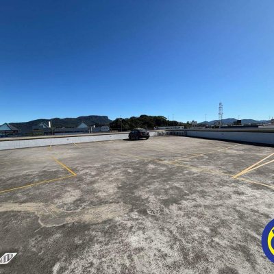 Sala com 732m², 25 garagens, no bairro Centro em Palhoça