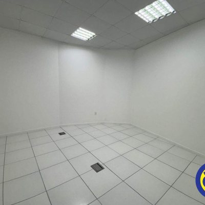 Sala com 732m², 25 garagens, no bairro Centro em Palhoça