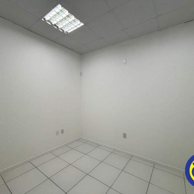 Sala com 732m², 25 garagens, no bairro Centro em Palhoça
