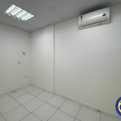 Sala com 732m², 25 garagens, no bairro Centro em Palhoça