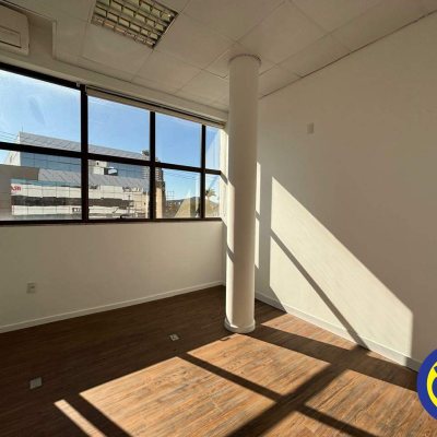 Sala com 732m², 25 garagens, no bairro Centro em Palhoça