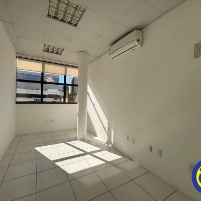 Sala com 732m², 25 garagens, no bairro Centro em Palhoça